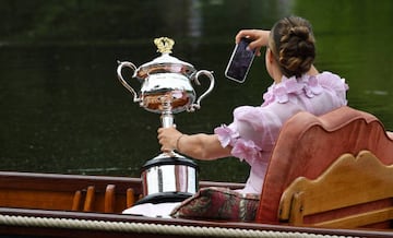 Aryna Sabalenka se hace un selfie junto al trofeo de campeona del Abierto de Australia montando en g¨®ndola.
