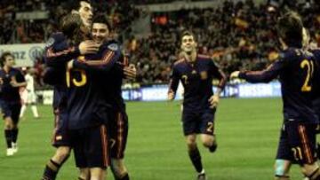 <b>BATEN MARCAS. </b>Sergio Ramos, Busquets y Villa, fundidos en un abrazo, mientras Piqué, Puyol, Arbeloa, Silva e Iniesta acuden a la celebración de uno de los goles a Francia.