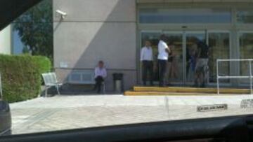 Esta foto de un aficionado muestra a Guilavogui delante de la clínica Cemtro a las 13:30 horas.