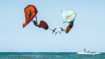 Dos wing foilers volando a la vez en al copa del mundo junior de wing foil celebrada en Oliva (Valencia, España) el 24 de junio del 2022.