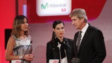PREMIO AS AMÉRICA. Manuel Pellegrini, tras recoger el premio, con Noemí de Miguel y Laura Martínez.