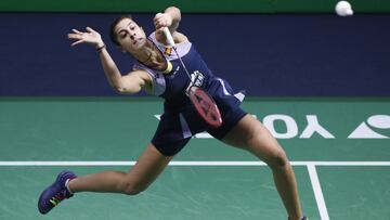 Carolina Marín devuelve el volante ante An Se Young en la final del Yonex Badminton French Open en Paris, Francia.