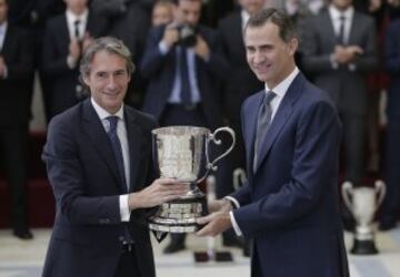 El rey Felipe entrega al alcalde de Santander, Íñigo de la Serna, el Premio Consejo Superior de Deportes, durante la ceremonia de entrega de los Premios Nacionales del Deporte 2014.