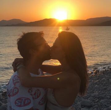 Alessandra Ambrosio en Ibiza compartiendo un beso con su marido, el empresario Jamie Mazur.