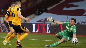 Birmingham (United Kingdom), 06/03/2021.- Aston Villa's goalkeeper Emiliano Martinez (R) saves in action against Wolverhampton's Conor Coady (2-L) during the English Premier League soccer match between Aston Villa and Wolverhampton Wanderers in