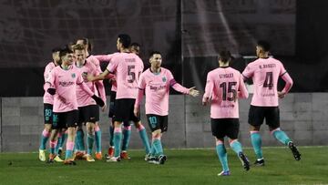 Los jugadores del Bar&ccedil;a celebran el 1-2.