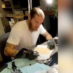 Ramos muestra sus dotes artísticos para el tatuaje