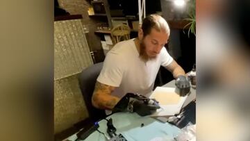 Ramos muestra sus dotes artísticos para el tatuaje