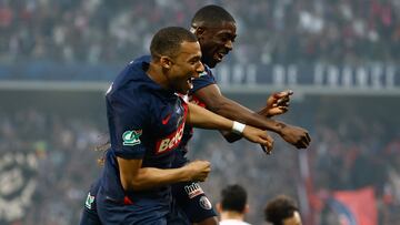 Lille (France), 25/05/2024.- Kylian Mbappe (C-L) of PSG celebrates after Ousmane Dembele (C) scored the 1-0 lead goal during theCoupe de France Final match between Olympique Lyon and Paris Saint Germain in Lille, France, 25 May 2024. (Francia) EFE/EPA/MOHAMMED BADRA
