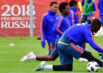 La Selección Colombia realizó su primer entrenamiento abierto al público en el estadio Sviyaga en Rusia, preparando el debut mundialista del 19 de junio ante Japón en Saransk. James y Barrios, los ausentes.