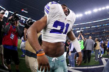 Ya advertíamos que había que tener cuidado con los golpes casco contra casco. ¡A Zeke Elliott le han dejado sin cuello! Y aún así hará 700 yardas y 40 touchdowns el próximo partido...