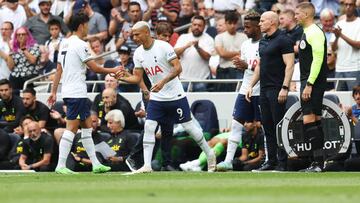 LONDON, ENGLAND - AUGUST 20: Richarlison of Tottenham Hotspur is substituted on for team mate Son Heung-Min during the Premier League match between Tottenham Hotspur and Wolverhampton Wanderers at Tottenham Hotspur Stadium on August 20, 2022 in London, England. (Photo by Catherine Ivill/Getty Images)