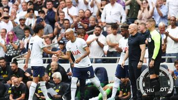 LONDON, ENGLAND - AUGUST 20: Richarlison of Tottenham Hotspur is substituted on for team mate Son Heung-Min during the Premier League match between Tottenham Hotspur and Wolverhampton Wanderers at Tottenham Hotspur Stadium on August 20, 2022 in London, England. (Photo by Catherine Ivill/Getty Images)