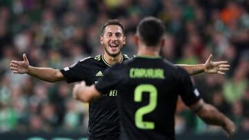 Hazard celebra con Carvajal el tercer gol del Madrid.