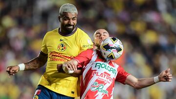 Rodrigo Aguirre (L) of America fights for the ball with Alejandro Manuel Mayorga (R) of Necaxa during the 9th round match between Necaxa and America as part of the Liga BBVA MX, Torneo Apertura 2024 at Victoria Stadium on September 21, 2024 in Aguascalientes, Mexico.