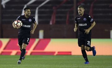 Argentina's Lanus forward Lautaro Acosta (L) celebrates after scoring against Argentina's River Plate during their Copa Libertadores semifinal second leg football match in Lanus, on the outskirts of Buenos Aires, on October 31, 2017. / AFP PHOTO / Juan MABROMATA