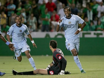 Durante el mercado invernal de 2007 fichó por el Manchester City F. C., donde jugó pocos partidos. Tras varias cesiones volvió a Brasil.