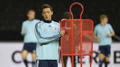 Özil contra Ibrahimovic con el liderato en juego