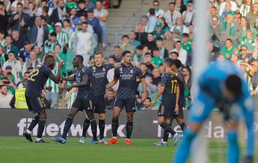 Los jugadores del Real Madrid celebran el 0-1 de Bellingham al Real Betis. 