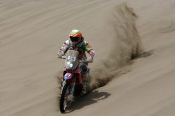 La piloto española Laia Sanz Pla-Giribert de Honda compite hoy, lunes 12 de enero de 2015, durante la octava etapa del rally Dakar 2015 entre Uyuni (Bolivia) e Iquique (Chile).