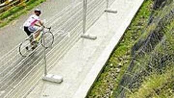 <b>VALLAS PARA EVITAR LOS EMPUJONES</b>. La organización valló ayer los tramos más duros del Angliru para evitar los empujones a los ciclistas.