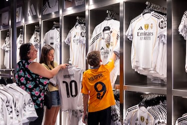 Tienda del Bernabéu con las camisetas de Mbappé.