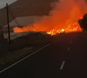 La lava cruza la carretera de la costa en su camino hacia el mar