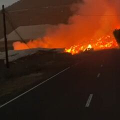 La lava cruza la carretera de la costa en su camino hacia el mar