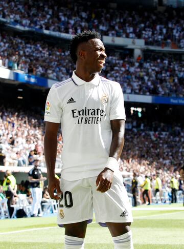 Real Madrid 1-0 Real Betis | Ni 10 minutos ha tardado el Santiago Bernabéu en ver su primer gol. Fue obra, como no, de Vinícius Júnior. El brasileño aprovechó un balón largo de Alaba, salvando la salida de Rui Silva con una perfecta vaselina.