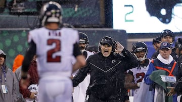 Oct 29, 2017; East Rutherford, NJ, USA; Atlanta Falcons head coach Dan Quinn yells a play to Falcons quarterback Matt Ryan (2) against the New York Jets during the fourth quarter at MetLife Stadium. Mandatory Credit: Adam Hunger-USA TODAY Sports