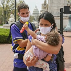 Por qué el gobernador de Texas ha enviado migrantes a Washington y qué va a pasar con ellos