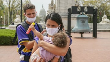 El gobernador de Texas, Greg Abbott, ha enviado migrantes a Washington ante el fin del Título 42. Te explicamos por qué lo hizo y qué va a pasar con ellos.