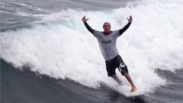 Jacob "Zeke" Szekely celebrando su Superman Fingerflip en el mar