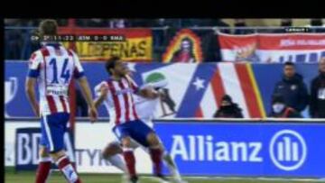 El forcejeo entre Ramos y Raúl García. Clos Gómez lo consideró agarrón y señaló penalti.