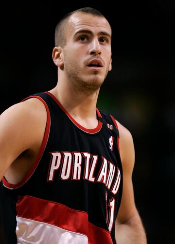 En el Draft de la NBA de 2006 fue elegido en la posición 27 por los Phoenix Suns, que posteriormente le traspasó a los Portland Trail Blazers donde estuvo hasta 2009. Fue el sexto jugador español en debutar en un partido oficial de la NBA. En las tres temporadas que estuvo disputó un total de 219 partidos con el equipo de Oregón. 