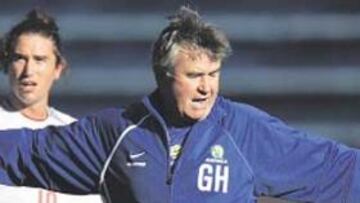 <b>AL ATAQUE. </b>Guus Hiddink, seleccionador australiano, atacó ayer a sus rivales uruguayos.