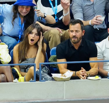 Emily Ratajkowski y Justin Theroux durante la final del US Open entre Novak Djokovic y Daniil Medvedev en el USTA Billie Jean King National Tennis Center.