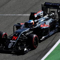 Mercedes domina y Alonso resiste en Alemania