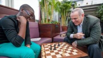 Gary Kasparov, con Phiona Mutesi.