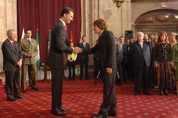 Con el único apoyo de su familia en sus inicios, Alonso logró crecer en un deporte casi desconocido en España. Pasó a ser un referente en su deporte y también para los jóvenes españoles. Fue campeón mundial de Fórmula 1 en 2005 por primera vez y logró en 2006 repetirlo.  