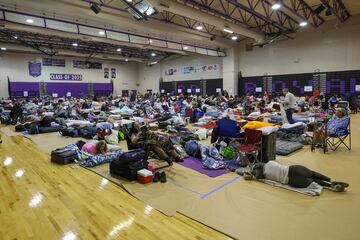 Panóramica de los 700 evacuados en el gimnasio de la escuela secundaria River Ridge que se usa  como refugio ante la llegada del huracán Milton.