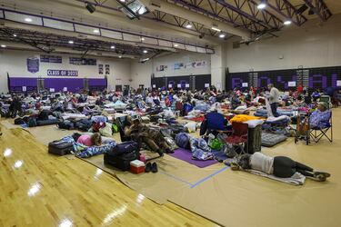 Panóramica de los 700 evacuados en el gimnasio de la escuela secundaria River Ridge que se usa  como refugio ante la llegada del huracán Milton.