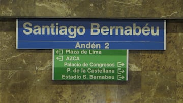 Los carteles de la estaci¨®n de metro Santiago Bernab¨¦u se venden en media hora