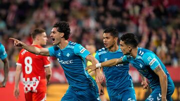 GIRONA, 21/04/2025.- El centrocampista estadounidense del Betis, Johnny Cardoso (i), celebra el primer gol del equipo bético durante el encuentro correspondiente a la jornada 32 de Laliga EA Sports que disputan hoy lunes Girona y Betis en el estadio de Montilivi, en Girona. EFE / David Borrat.