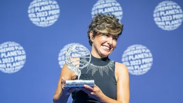 La periodista, escritora y presentadora Sónsoles Ónega posa con el LXXII Premio Planeta por el libro 'Las hijas de la criada', en el Museu Nacional d’Art de Catalunya, a 15 de octubre de 2023, en Barcelona, Catalunya (España). El Premio Planeta, que se entrega en el transcurso de una cena, está reconocido como uno de los galardones más prestigiosos en el ámbito literario. En esta edición, se han batido todos los retos con 1.129 novelas presentadas, 461 más que el año anterior. El vencedor se lleva un millón de euros, mientras que el segundo premio es de 200.000 euros, que sirven para impulsar la carrera literaria de los dos escritores premiados.
15 OCTUBRE 2023;PREMIO PLANETA;BARCELONA
Lorena Sopêna / Europa Press
15/10/2023