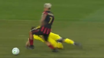 Josef Martínez se rompió la rodilla en esta desafortunada acción... ¡Duele solo de verlo!