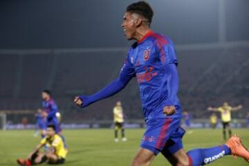 El jugador de Universidad de Chile, Mario Briceño, celebra su gol contra San Luis durante el partido amistoso en el estadio Nacional de Santiago, Chile.