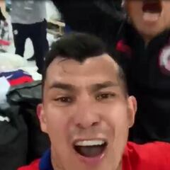 ¡Qué alegría! Medel muestra el festejo del camarín de la Roja
