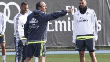 SIN NUEVE PURO. Benítez, en un momento del stage en Australia dirigiendo a Benzema ante Jesé.