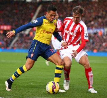 Alexis Sánchez jugó todo el partido y pese a algunas buenas jugadas, no pudo ayudar al Arsenal que pagó caro el pésimo primer tiempo.